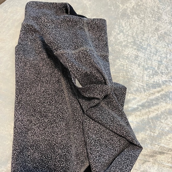 Lululemon Size 6 Crop Leggings Excellent Condition - Picture 4 of 10